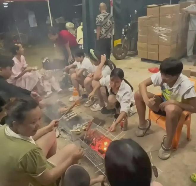 比照片。照片中全红婵短袖亲自烤火腿吃米乐m6全红婵Vs陈芋汐中秋佳节对(图1)