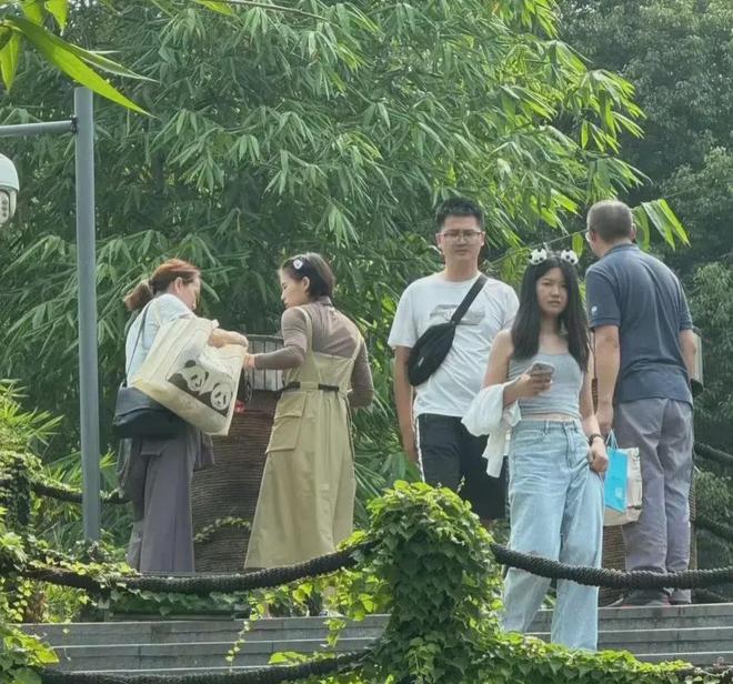 比照片。照片中全红婵短袖亲自烤火腿吃米乐m6全红婵Vs陈芋汐中秋佳节对(图2)